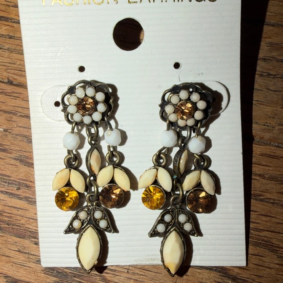 Earring - Picture 1 of 1